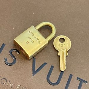 Authentic Louis Vuitton Padlock and Key Model LV
No.220